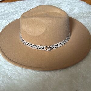 Juicy Couture, beige hat